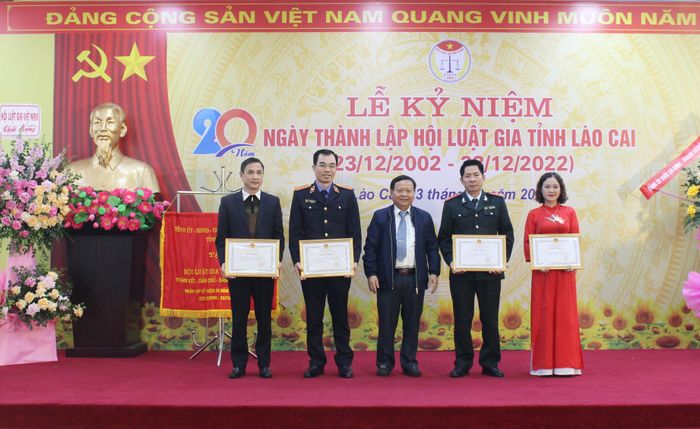 Tặng Bằng khen của Chủ tịch UBND tỉnh cho các tập thể.