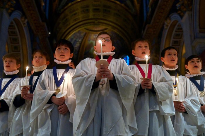  Dàn đồng ca tại Nhà thờ St. Paul, London (Anh) hát trong một sự kiện trước đêm Giáng sinh. 