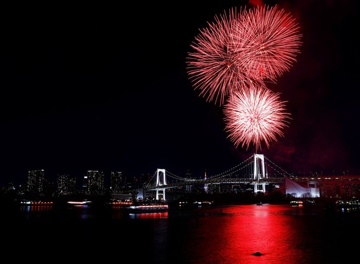  Pháo hoa chào đón Giáng sinh trên cầu Cầu Vồng, thủ đô Tokyo, Nhật Bản. 