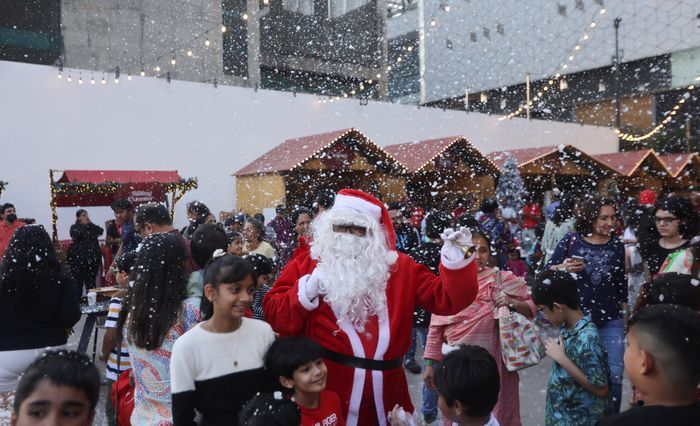  “Ông già Noel” vui chơi với trẻ em Mumbai, Ấn Độ. 