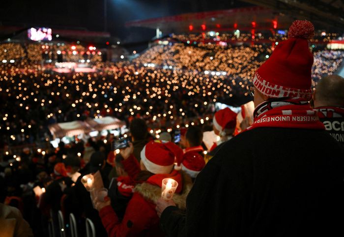  Cổ động viên câu lạc bộ bóng đá Union Berlin (Đức) tụ tập tại sân vận động của đội nhà để chào đón Giáng sinh, sau hai năm truyền thống này bị gián đoạn do đại dịch Covid-19. 