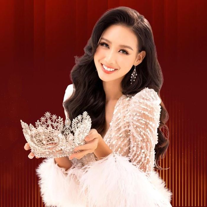 Vương miện hoa hậu là niềm tự hào của cô và cả ê-kíp.