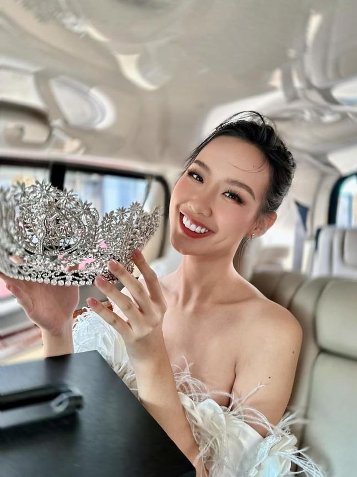 Bảo Ngọc tiết lộ chiếc vương miện rất nặng.