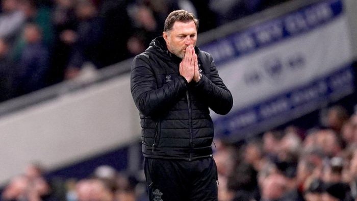  Hasenhuttl trở thành HLV trưởng "The Saints" vào tháng 12/2018. Thành tích của vị HLV người Áo không quá nổi bật. Southampton thường xuyên xếp ở nửa dưới BXH Premier League. Hasenhuttl cùng Southampton trải qua hai trong số những trận thua đậm nhất lịch sử Premier League trong thời gian cầm quyền, với tỷ số 0-9 trước Leicester City năm 2019 và Manchester United năm 2021. 