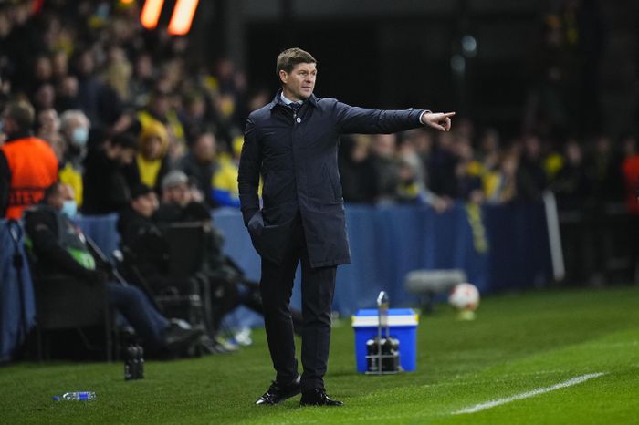  Tương tự Wolves, Aston Villa được đầu tư mạnh tay trong mùa hè 2022 nhưng thành tích không tốt. Gerrard được bổ nhiệm làm HLV trưởng Aston Villa hồi tháng 11/2021, thay Dean Smith. Phong độ của Aston Villa không quá ấn tượng. Họ kết thúc Premier League 2021/22 với vị trí thứ 14 chung cuộc. 