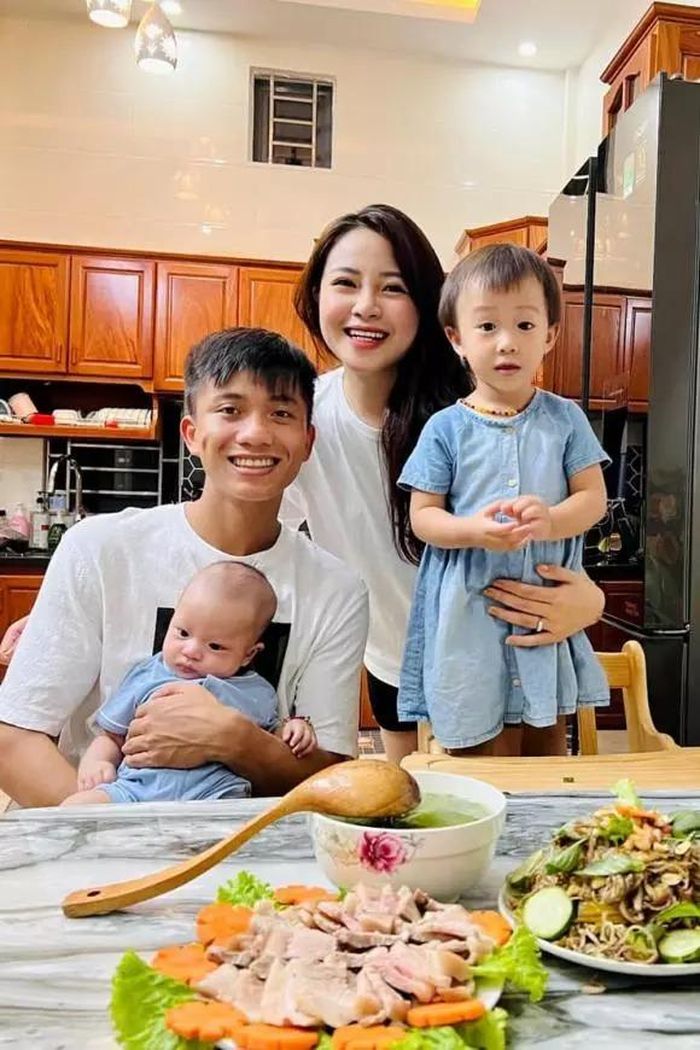 Tháng Tư năm nay, cặp đôi lại vừa chào đón em bé thứ hai, cuộc sống gia đình lại càng thêm viên mãn