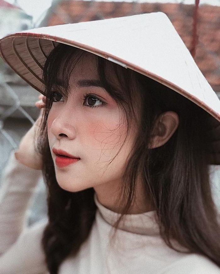 Nhật Linh theo học ngành Sư phạm Giáo dục Mầm non ở Cao Đẳng Sư phạm Nghệ An vì rất yêu trẻ. Tuy nhiên, sau khi tốt nghiệp, cô có thời gian vào TP. HCM làm chuyên viên trang điểm