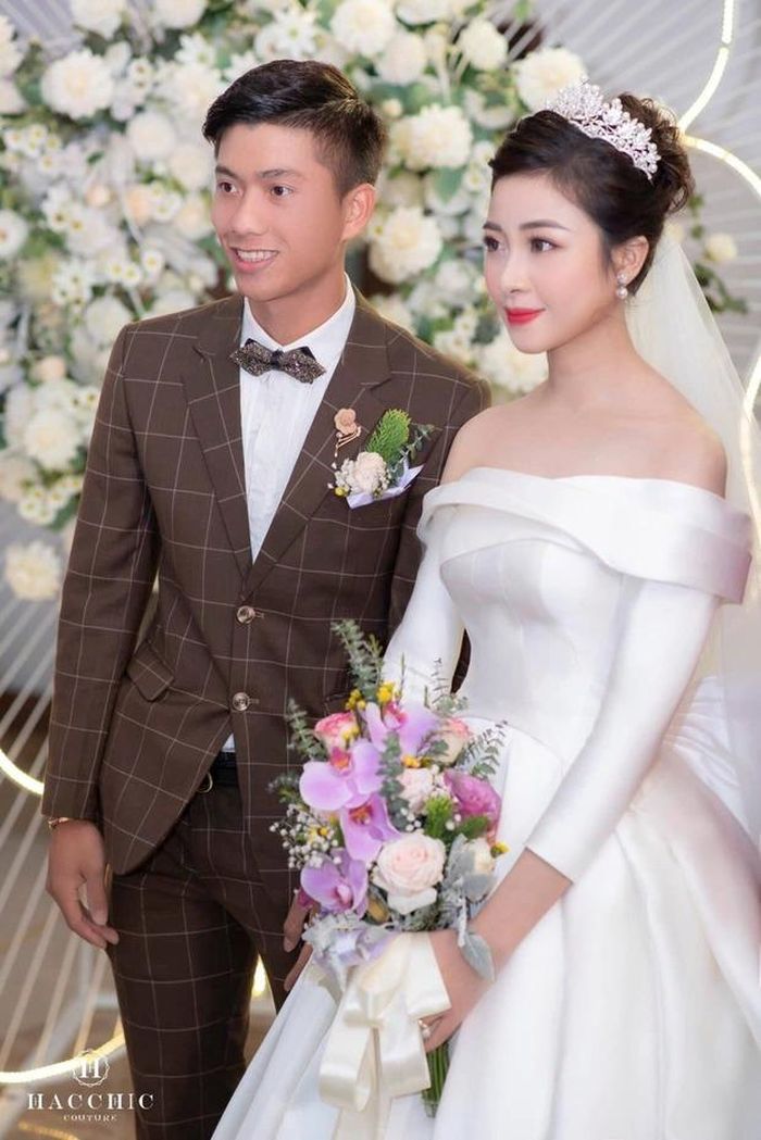 Trong thời gian yêu, Nhật Linh chịu nhiều áp lực từ dư luận. Cô khóc lóc, bỏ ăn, thậm chí đòi bỏ cả… người yêu. Thế nên, Văn Đức đã hỏi cưới cô luôn!