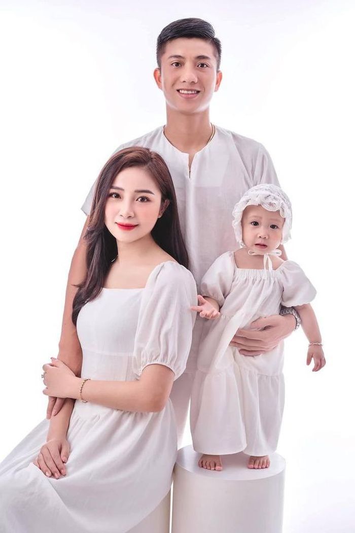 Vào tuần diễn ra lễ ăn hỏi, Nhật Linh phát hiện có bầu. Cặp đôi vô cùng hạnh phúc trước tin vui liên tiếp này