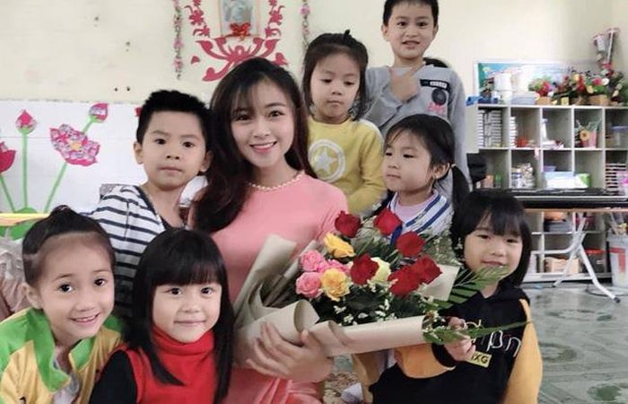 Trước khi bị đồn là bạn gái Phan Văn Đức, Nhật Linh đã đình đám mạng với hình ảnh cô giáo mầm non xinh đẹp ở Diễn Châu, Nghệ An