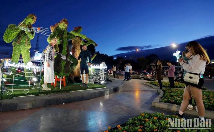 Du khách nước ngoài với mùa hội hoa Đà Lạt.