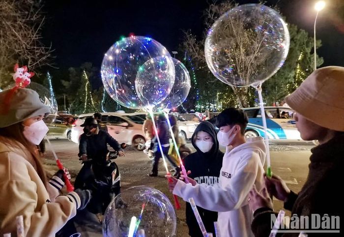 Những quả bóng gắn đèn hút khách trong đêm Noel.