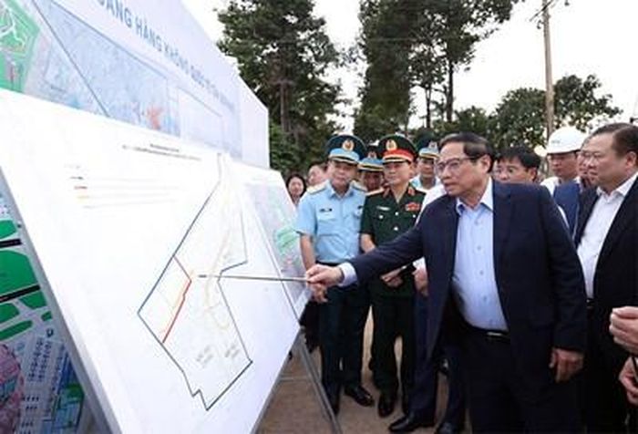 Thủ tướng Chính phủ Phạm Minh Chính nghe báo cáo Dự án xây dựng Nhà ga hành khách T3 - Cảng hàng không quốc tế Tân Sơn Nhất.