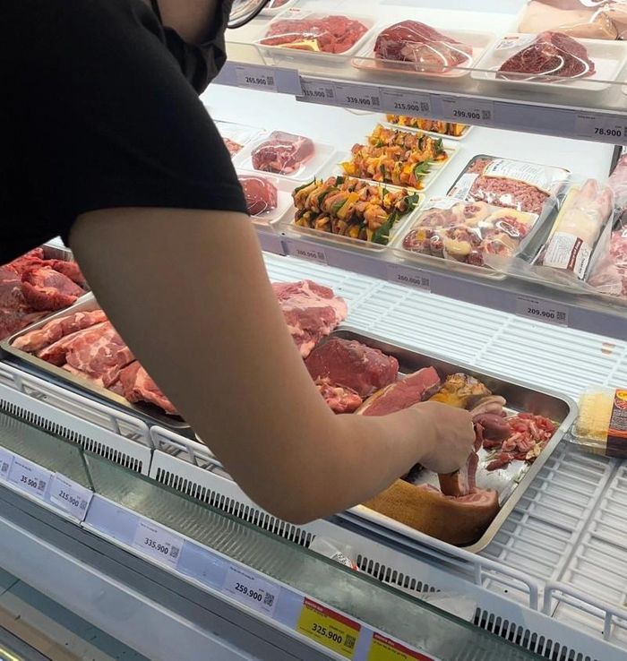 Linh đi siêu thị mua thực phẩm cho cả tuần để tiết kiệm thời gian. Ảnh: Quốc Toàn.