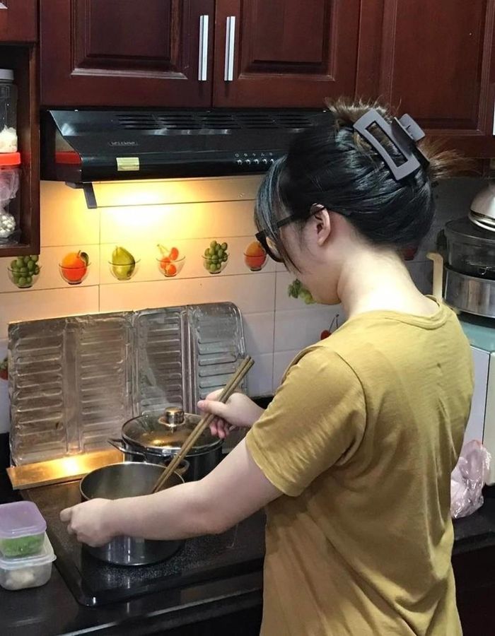 Bữa tối của 2 vợ chồng được hoàn thiện chỉ sau khoảng 20 phút. Ảnh: Quốc Toàn.
