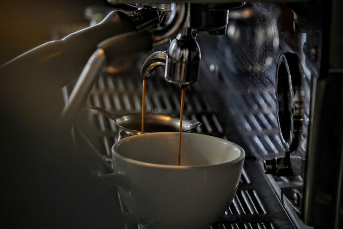  Cà phê không cafein có thể là lựa chọn cho người cảm thấy khó chịu sau khi uống. Ảnh minh họa: gc_libraries_creative_tech_lab. 