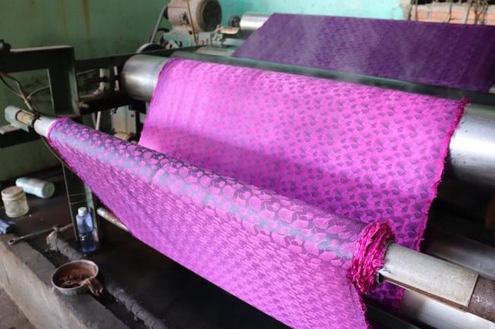 Lụa tơ tằm Mã Châu ngày nay. Ảnh: Phan Nguyên