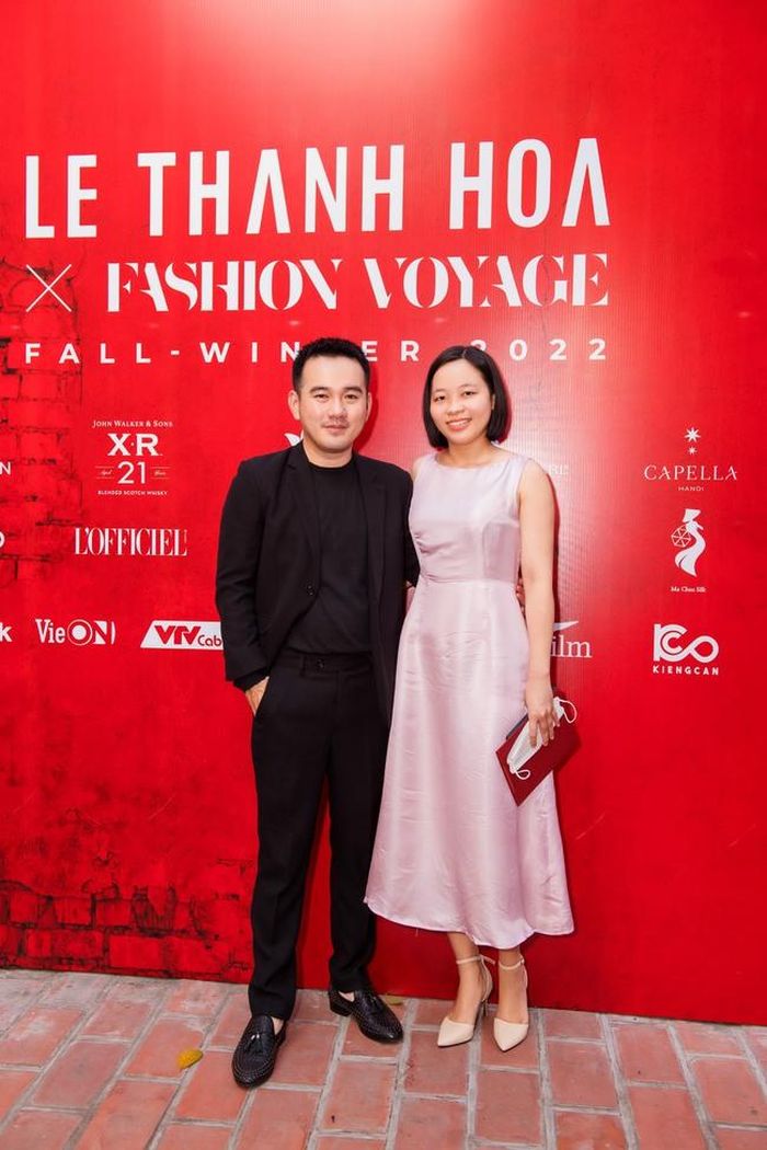 Nhà thiết kế Lê Thanh Hòa và chị Trần Thị Yến, con gái nghệ nhân Trần Hữu Phương. Ảnh: NVCC