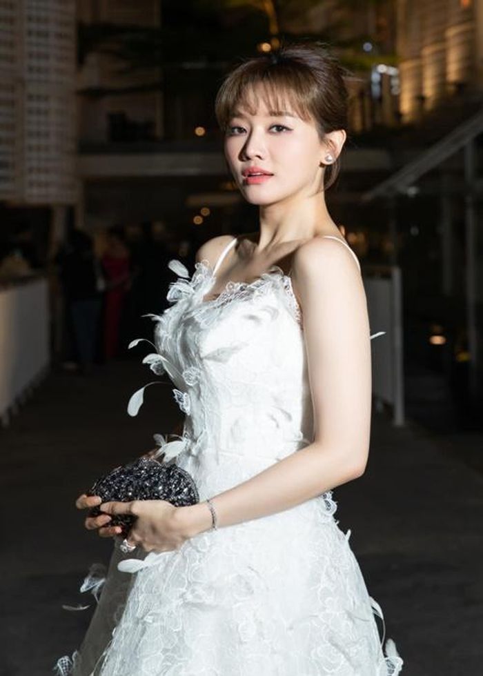 Hari Won vẫn còn thấy khó chịu khi cười tươi.