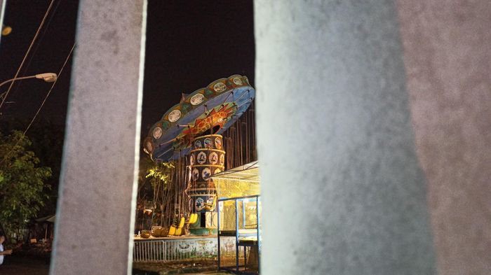 Phần đỉnh của đu quay bị nghiêng. 