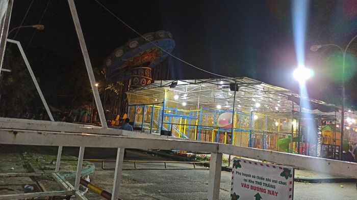 Đến hơn 23h cùng ngày, cơ quan chức năng vẫn đang ghi nhận và xử lý hiện trường vụ việc.