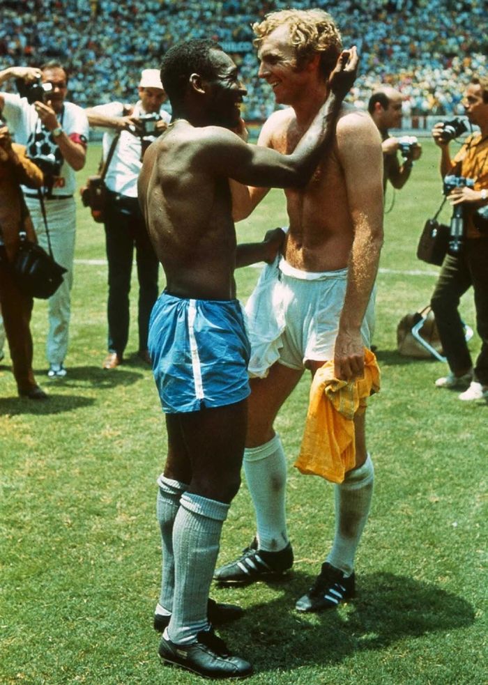 Hình ảnh mang tính biểu tượng của thể thao khi Pele và Bobby Moore đổi áo cho nhau tại World Cup 1970