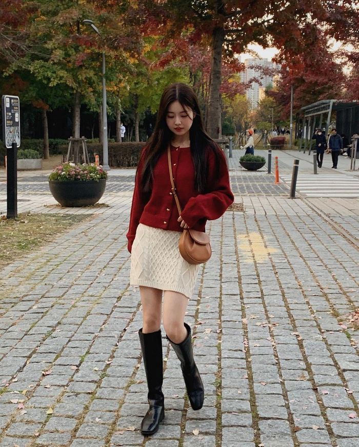 Jiwon thường diện boots cao cổ với chân váy chữ A, cạp cao để tôn dáng hiệu quả