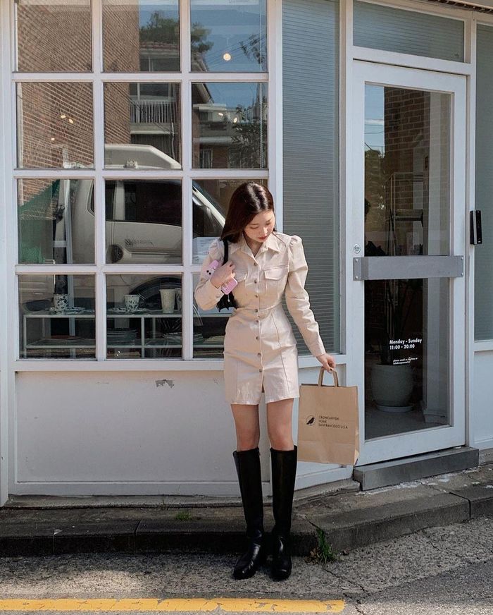 Khi diện boots cao cổ với váy liền, Jiwon sẽ chọn những mẫu váy có thêm chi tiết chiết eo, giúp tôn dáng hiệu quả