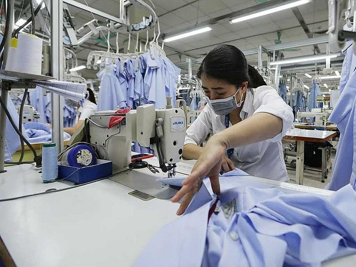 Gia công hàng may mặc xuất khẩu. Ảnh: TL