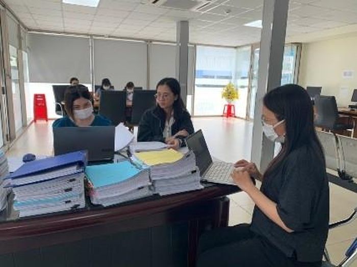 Xử lý hồ sơ người nộp thuế tại Cục Thuế Bình Dương. Ảnh: CTV