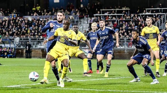 Pau tấn công bế tắc hoàn toàn trước Paris FC. Nguồn ảnh: Báo Tiền Phong. 