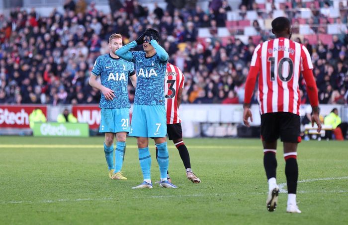  Son từng có chuỗi 6 trận không ghi bàn ở Premier League mùa này. Anh giải cơn khát bằng việc lập hat-trick vào lưới Leicester, trong 14 phút sau khi vào sân từ ghế dự bị. HLV Antonio Conte từng tuyên bố Son sẽ trở lại chính mình sau khi tỏa sáng trước Leicester. Tuy nhiên, thực tế diễn ra trái ngược. 