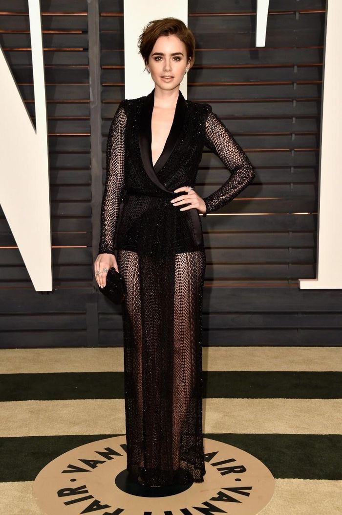 Đối với bữa tiệc sau lễ trao giải Vanity Fair Oscar vào tháng 2/2015, nữ diễn viên đã chọn bộ váy đen trong suốt. Chiếc váy của cô do Zuhair Murad Couture thiết kế có phần cổ áo hở sâu. Để vẻ ngoài thêm phần cá tính, cô trang điểm tông nâu khói, cắt tóc ngắn pixie. Ảnh: Reuters, Fotogramas.