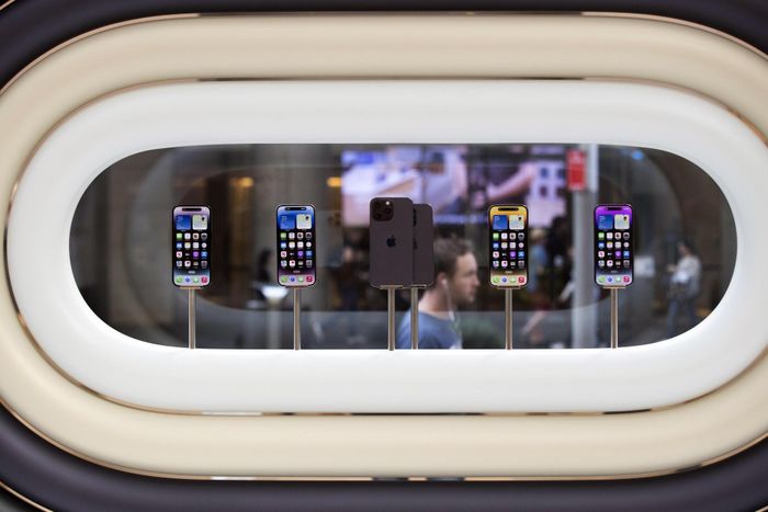  Người dùng có nhiều lựa chọn iPhone khác tốt hơn mà giá thành phải chăng hơn so với iPhone 14 Plus. Ảnh: Bloomberg. 