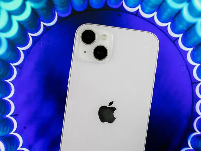  iPhone 14 Plus bị lu mờ khi đứng cạnh những sản phẩm khác của Apple. Ảnh: Cnet. 