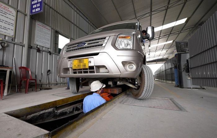  Cục Đăng kiểm Việt Nam chỉ đạo các trung tâm đăng kiểm vẫn cấp giấy kiểm định cho xe cơ giới trong trường hợp các hạng mục đánh giá thuộc khiếm khuyết hư hỏng không quan trọng. Ảnh: Duy Anh. 