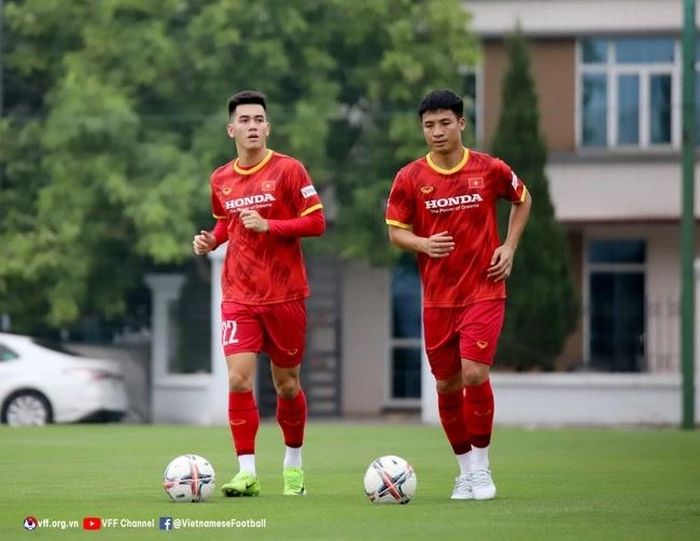Tiến Dũng (bên phải) có thể đá chính sau khi bình phục sức khỏe (Ảnh: VFF)