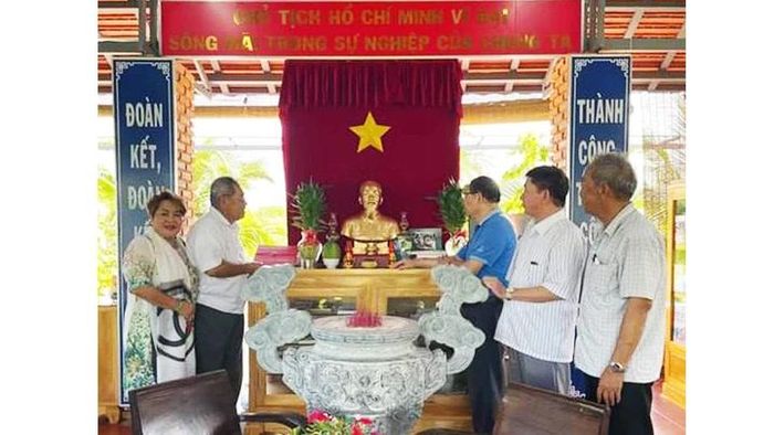 Vợ chồng anh Sáu Tâm và các cựu chiến binh Trung đoàn 271 thắp hương tưởng niệm Bác Hồ ở Góc văn hóa Hồ Chí Minh.