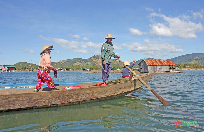 Một ngày mới của người dân làng chài bắt đầu bằng việc chèo thuyền, thả lưới đánh cá. 