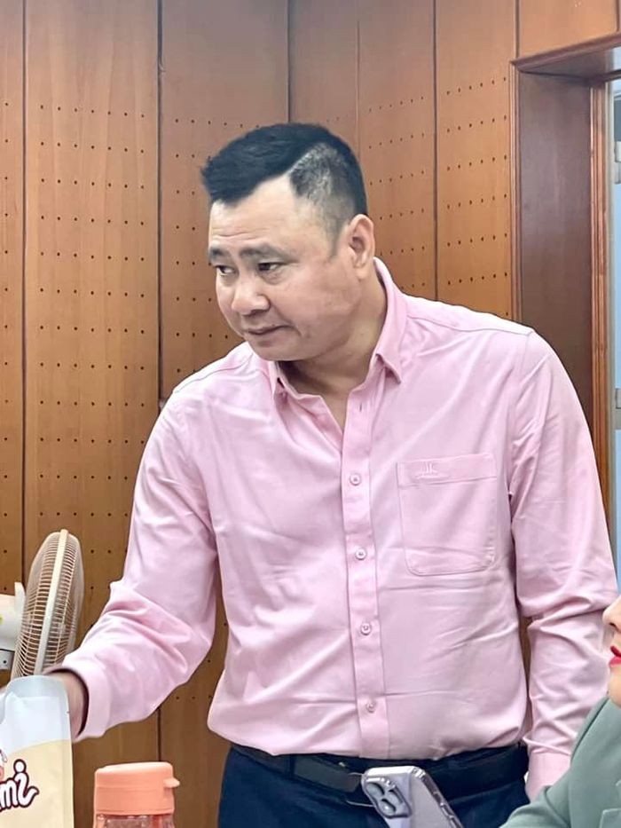 Hình ảnh nghệ sĩ Vân Dung và Tự Long ở hậu trường Táo quân 2023. 
