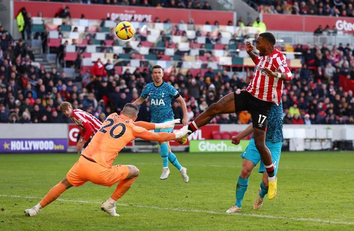 Những phút cuối, Brentford có một số cơ hội rõ ràng
