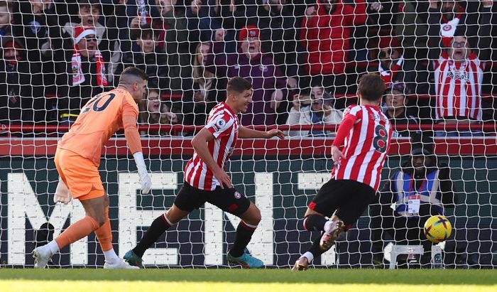 Phút 15, Janelt băng vào đệm cận thành mở tỷ số cho Brentford