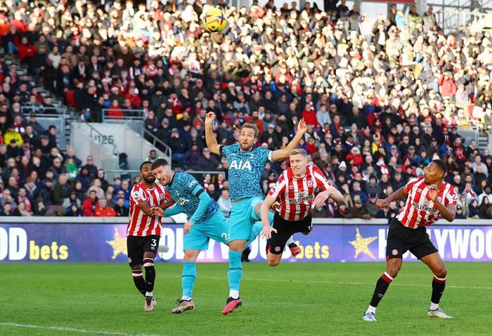 Phút 65, Harry Kane đánh đầu hiểm hóc rút ngắn tỷ số xuống còn 1-2