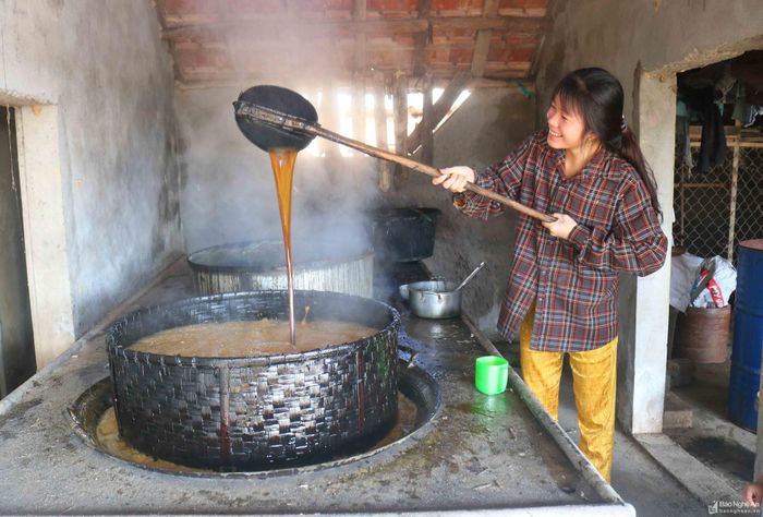 Theo bà con địa phương, để nấu được một mẻ mật ngon, phải có nguyên liệu tốt “Mía có độ đường cao thì nấu mật lợi thành”, phải giữ lửa trong lò cháy ổn định, phải đảo mật đều, lóng mật kỹ… Ảnh: Huy Thư 