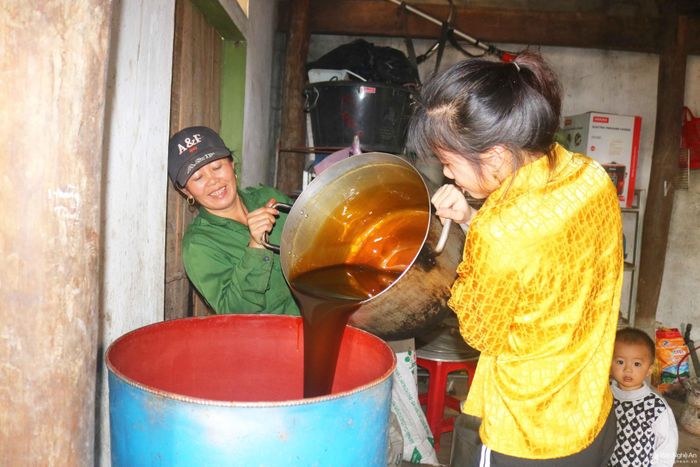 Người dân ở Giang Sơn Đông thường múc mật thành phẩm vào phi để cất, mỗi phi chứa khoảng 200 lít. Giá mật đầu mùa bán tại nhà từ 25.000 - 30.000 đồng/lít, tăng 5.000 – 10.000 đồng/lít so với năm 2021. Vụ mía này, những gia đình trồng nhiều mía, nấu được vài tấn mật, thu về hàng chục triệu đồng. Ông Lê Thanh Sơn – Chủ tịch Hội Nông dân xã Giang Sơn Đông chia sẻ: Hiện toàn xã có 6/9 xóm còn duy trì nghề trồng mía, cả mía nấu mật và mía cây phục vụ giải khát. Do những năm trước, việc trồng mía, nấu mật khó tiêu thụ, nên năm nay diện tích mía giảm, cả xã có 25 ha. Năm nay mật được giá, nên bà con khá phấn khởi. Ảnh: Huy Thư