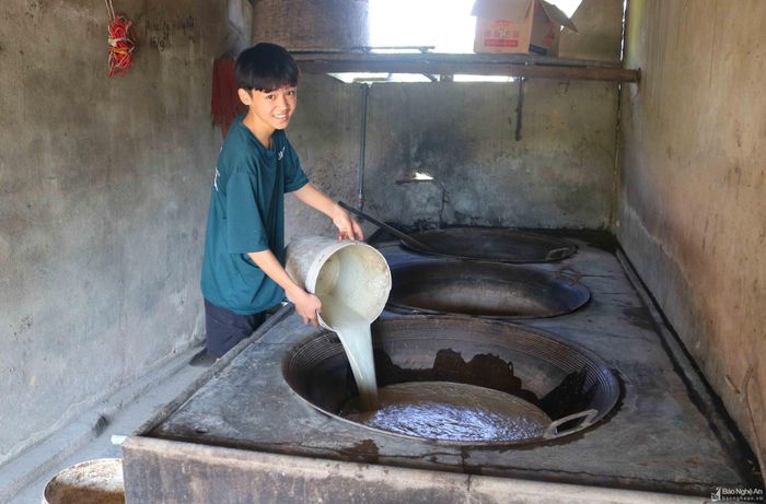 Các gia đình làm nghề trồng mía nấu mật ở Giang Sơn Đông thường xây trong nhà một hệ thống lò nấu mật kiên cố gồm 2 - 3 chảo. Đến vụ mía, người dân lại chùi chảo, vệ sinh bếp lò để chuẩn bị nấu mật. Ảnh: Huy Thư