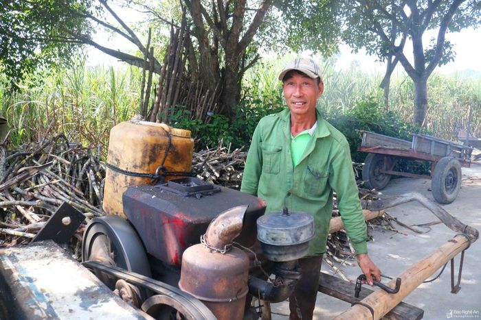Cả xóm Nam Tân hiện chỉ còn 1 hộ duy trì nghề ép mía, nên mùa mía khá “khan” máy. Cỗ máy ép gắn với máy nổ được di chuyển bằng xe trâu đến các hộ có mía để ép. Ảnh: Huy Thư 