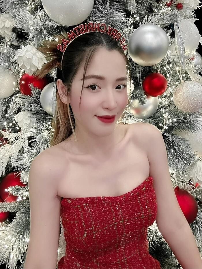 Puka diện trang phục khéo khoe bờ vai trần đầy quyến rũ