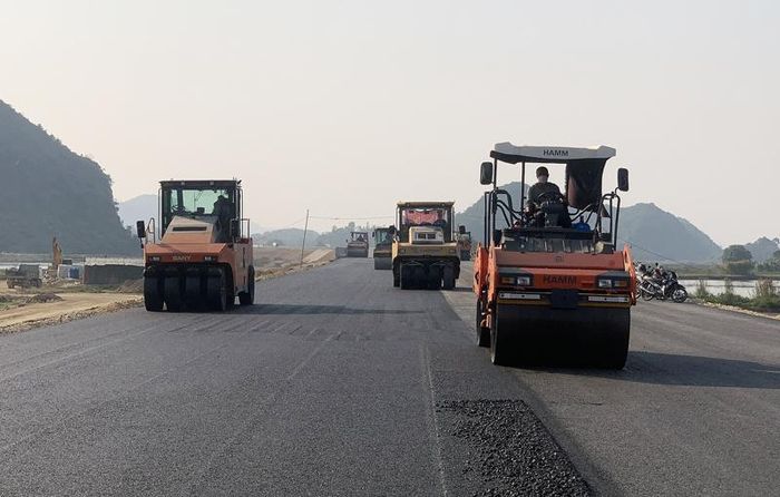 Các nhà thầu tranh thủ thời tiết thuận tiện để thảm bê tông nhựa.