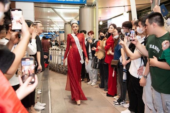Không khí cổ vũ mỗi lúc một nồng nhiệt, thậm chí ekip của nàng Hậu khá khó khăn để chụp hình vì quá đông người.